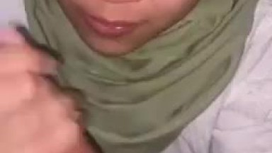 Wanita Jilbab Hijau Menghisap Kemaluan pacarnya