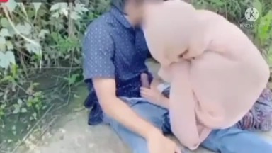 Bokep Viral! cekandal viral hijab sepong di semak semak